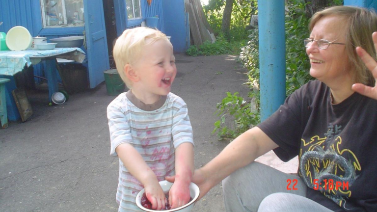 Между двумя стенами, или Почему общение на международном уровне стоит дорого. Разговоры с украинской бабушкой.