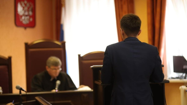 “Список “Яблока” полностью исключили с выборов в Псковской области по решению суда, поданному “Родиной”. В Калининграде было принято также иск от “Коммунистов России” против “Яблока”.”