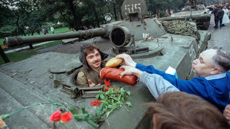 “Воины, дети, наши недавние ученики!”. Август 91-го: противниками путча стали учителя России.