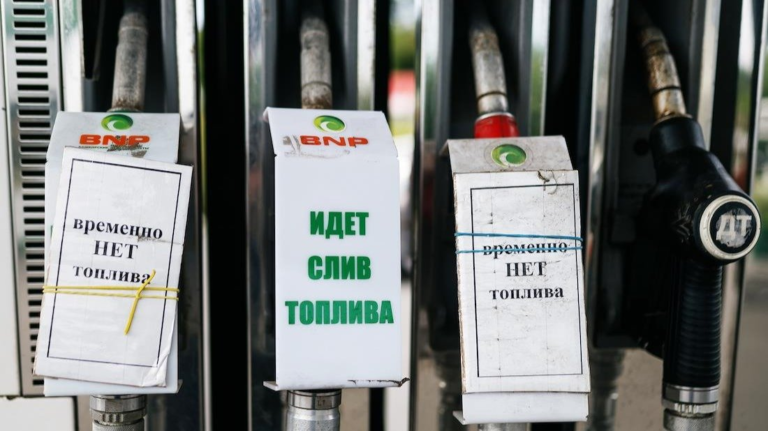 Не жалуйтесь, не выходите из дома. Россия стоит в очередях за землей и водой, снимает наличные. Признаки кризиса на неделю
