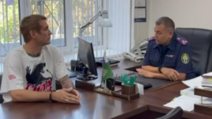 Блогера и его партнера по съемкам пранка с пяти-тысячной купюрой в фонтане арестовали по обвинению в “осквернении военного мемориала”.