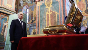 Дмитрий Донской призван на службу. Владимир Путин почтил найденные в Кремле мощи, частицы которых будут немедленно отправлены на фронт.