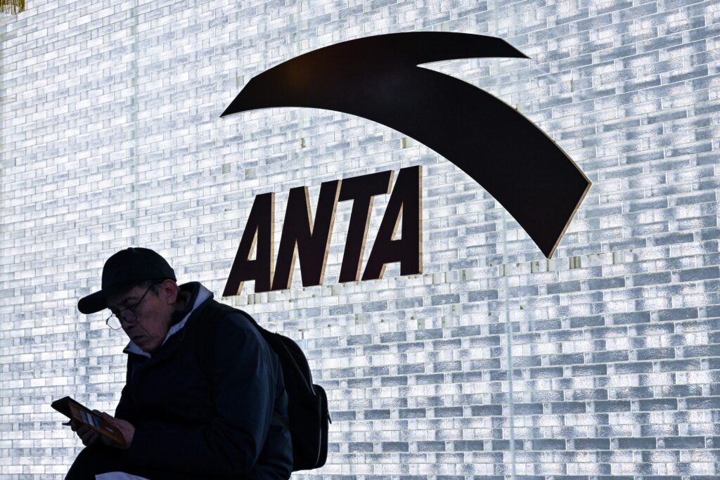 юй Ян, подавший в отставку с поста генерального директора Anta, улетел в Соединенные Штаты.