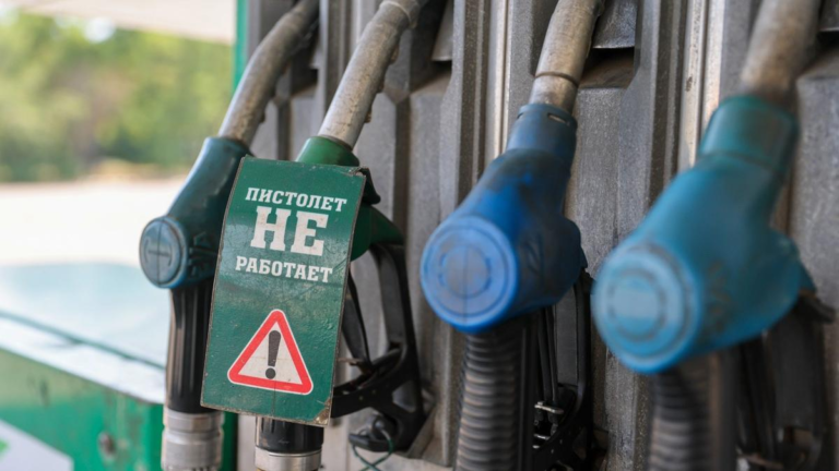 “На этом рынке уже нечего ловить,” – говорит нефтегазовый аналитик Борис Аронштейн, рассуждая о судьбе проектов СПГ без поддержки Европы и проблемах с бензином.