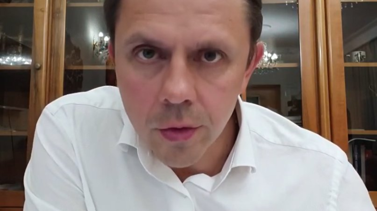 Губернатор Орловской области призвал обращать внимание на «подозрительных лиц с акцентом» и на упаковки на иностранных языках в мусоре и докладывать об этом в ФСБ.