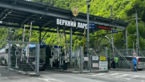Таможня сообщила о рекордном потоке туристов россиян через пограничный пункт Верхний Ларс, который находится на сухопутной границе с Грузией.