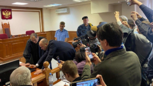 “Яблоко” было исключено из списка кандидатов на выборах в парламент Свердловской области по решению ЛДПР. На заседании прозвучал отрывок из песни “Пусть всегда будет солнце”.