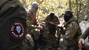 “«Вагнеровцы» в Чите были признаны в совершении краж у подрядчиков газификации, используя насилие и угрожая отрезанием пальцев. Были осуждены как похитители, так и жертвы.”