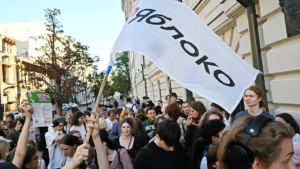 “ТИШИНА НЕ БУДЕТ БОЛЬШЕ ПОДРАЗУМЕВАТЬ СОГЛАСИЕ”. ЧЕГО ИСПУГАЛА ВЛАСТЬ В ПРОЯВЛЕНИИ ПОДДЕРЖКИ “ЯБЛОКА”? – ВЕРСИЯ