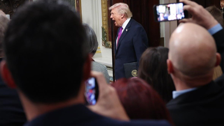 Трамп подписал закон о “дьявольских санкциях” против России перед встречей с Путиным. Он также заявил, что его сын вернул деньги за свадьбу российскому миллиардеру.