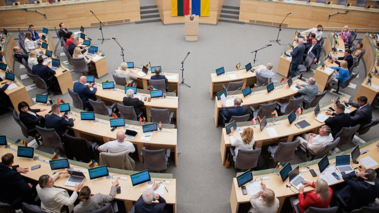 Литовский парламент одобрил отмену запрета на размещение ядерного оружия. В Кремле инициативу назвали “крайне безответственной”.