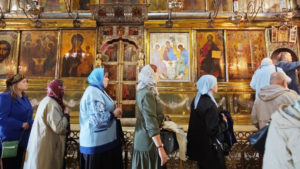 В Троице-Сергиевой Лавре была установлена копия поврежденной иконы-реликвии «Троица» Рублева.