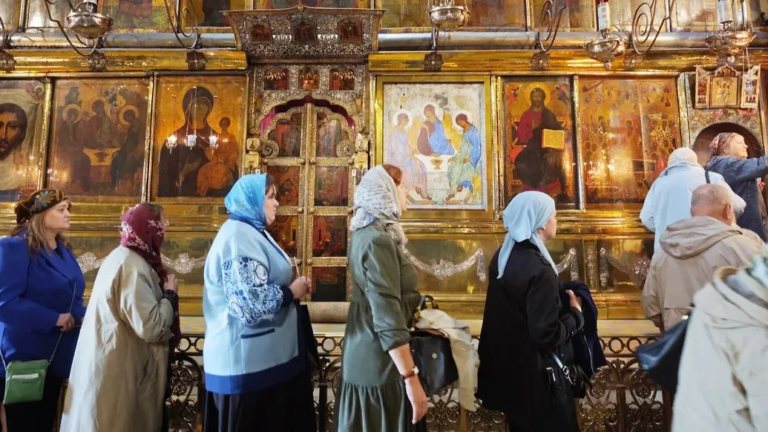 В Троице-Сергиевой Лавре была установлена копия поврежденной иконы-реликвии «Троица» Рублева.