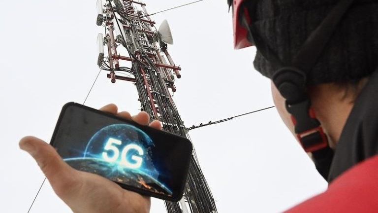 И поручить блокировку немедленно! Государство выделено частоты под 5G в стране, где обычная связь работает по праздникам и по белым спискам.