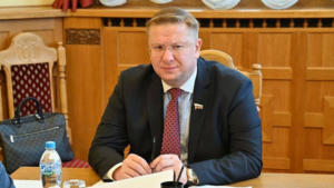 Суд наложил штраф на члена “Единой России”, который оскорбил журналиста и раздавил его очки.