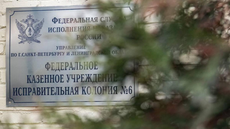 В петербургской тюрьме у заключенных изъяли иностранную литературу: “Разрешено иметь только Библию и русскую классику”.