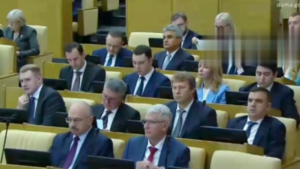 Первое заседание Госдумы началось с бурных аплодисментов депутатам-«свошникам». Затем напомнили о предвыборных обещаниях: денег нет.