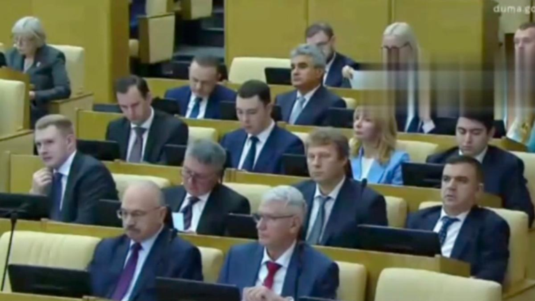 Первое заседание Госдумы началось с бурных аплодисментов депутатам-«свошникам». Затем напомнили о предвыборных обещаниях: денег нет.