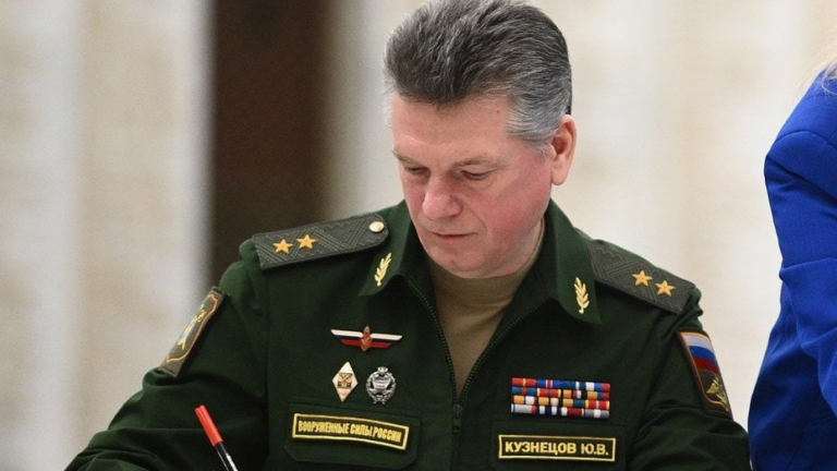 Экс-главного кадровика Минобороны времен Шойгу приговорили к 12 годам тюремного заключения за взятку в размере 80 миллионов рублей.