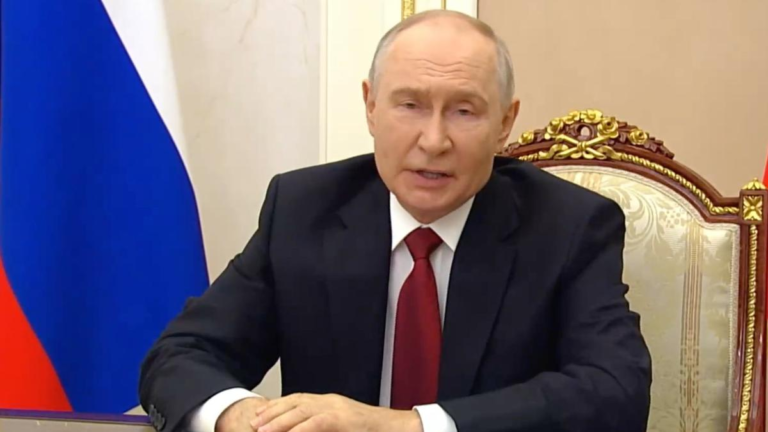 Путин, обращаясь к россиянам по телевидению, отметил, что участие в выборах является “общим вкладом в победу России”.