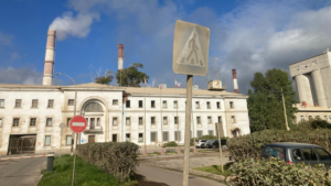 Пикалево снова находится на грани закрытия. В одном из моногородов Ленинградской области угрожают закрыть завод, который владеет компания “Русал” и где когда-то производили пишущие принадлежности для Путина.