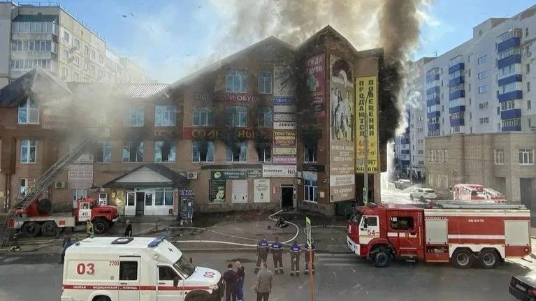Три человека погибли при пожаре в ТЦ в Стерлитамаке. При спасении посетителей, выпрыгивающих из окон, использовали одеяла.