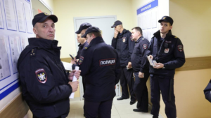 В Москве, Санкт-Петербурге и других регионах началась серия фальшивых минирований: происходит эвакуация музеев, больниц и школ. Власти объявили, что разоблачили “план противника”.