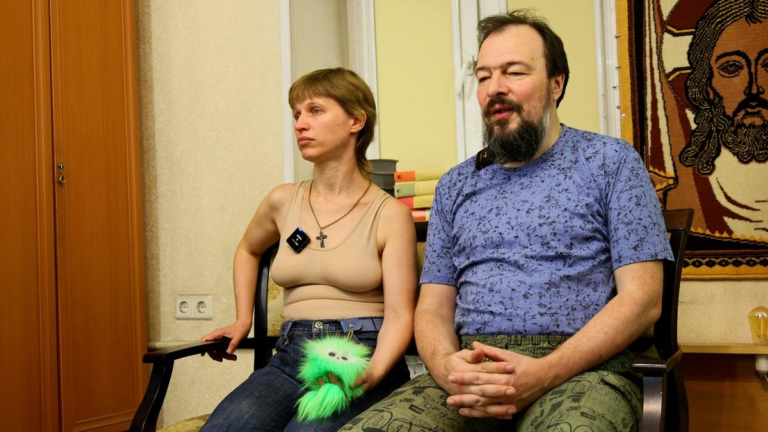 “Как обойтись без абьюза, без конфликтов?” Что происходит в семье блогеров Коли Платкова и Лены Магадан, чье лицо стало известным благодаря мему «А мне пофиг»?
