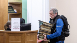 “Мы не упали в пропасть, мы уже давно в ней, просто медленно сползаем еще глубже.” Хроника литературных репрессий последнего летнего месяца.
