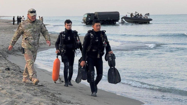 Во время военных учений в Казахстане срочников снесло в море, погибли 14 человек, начальство находится под арестом. Владимир Путин выразил соболезнования Касым-Жомарту Токаеву.