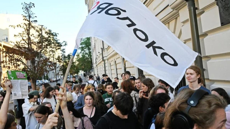 Европейский союз ввел санкции против десяти человек из-за отказа в регистрации “Яблока” на выборы. В списке оказались судьи, осудившие Шлосберга и Круглова.