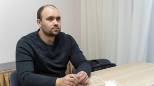 Глава челябинского отделения партии “Яблоко” лишен права участвовать в выборах в Государственную Думу из-за изображения Бэнкси и цитаты Сахарова и Громыко.