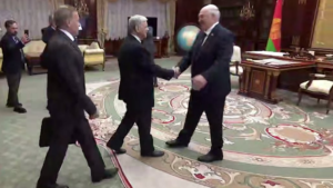 На встрече с посланником Трампа Лукашенко считал политзаключенных “главной темой” и убеждал, что новых людей не посадили “в два раза больше”, чем уже освобожденных белорусов.