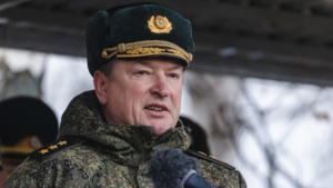 Бывшего командира группировок “Центр” и “Север” Лапина назначили вице-премьером Татарстана. Кадыров называл его “бездарем”, а Пригожин требовал отправить “с автоматом босиком на передовую”.