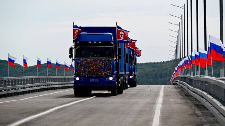 Россия и Северная Корея впервые открыли автомобильное сообщение друг с другом.