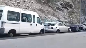 Северная Осетия решила избавиться от “кладбища” автомобилей, оставленных беженцами из России в 2022 году на границе с Грузией.