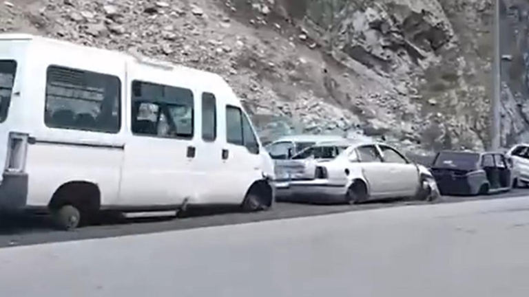 Северная Осетия решила избавиться от “кладбища” автомобилей, оставленных беженцами из России в 2022 году на границе с Грузией.