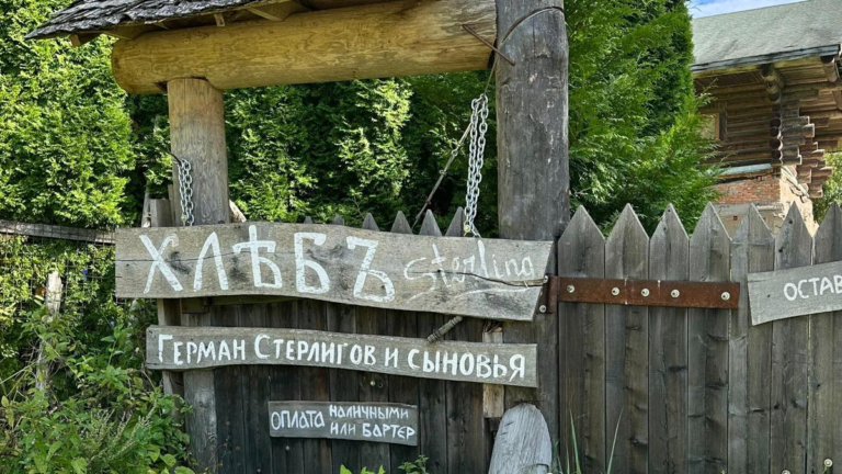 Борьба невольников (божьих) с РПЦ и пластиком. Журналист из “Новой” посетил ремесленную выставку братьев Стерлиговых, но не смог принять участие в торговле рабами.