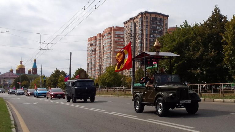 На день города в Краснодаре организовали автопробег, несмотря на недостаток бензина.