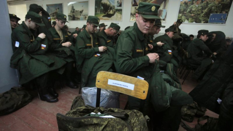 В Саратовской области «гробовые» выплаты семьям погибших на СВО сокращены в 10 раз, но теперь введены премии для осужденных, решивших отправиться на фронт, и поощрены вербовщики.