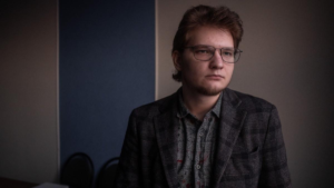 “Мне писали: “Вы, “яблочники”, не достойны жить”. Экс-кандидат в Госдуму от “Яблока” Илья Костюков рассказывает о своем решении выставить свою кандидатуру в 22 года, работе в качестве военного юриста, угрозах и возможном отъезде из страны.”