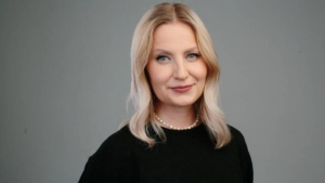 Глава омского “Яблока” была оштрафована за комментарий, оставленный на ее странице в социальной сети “ВКонтакте” 15 лет назад. Женщина утверждает, что не оставляла этот комментарий, а ее аккаунт был взломан.