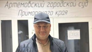 “Не важно, где я ищу новости – всегда ты!”. Популярного коммунистического блогера из Приморья искусственно лишили возможности участвовать в выборах. На заседание в суд пришли даже сотрудники центра “Э”.