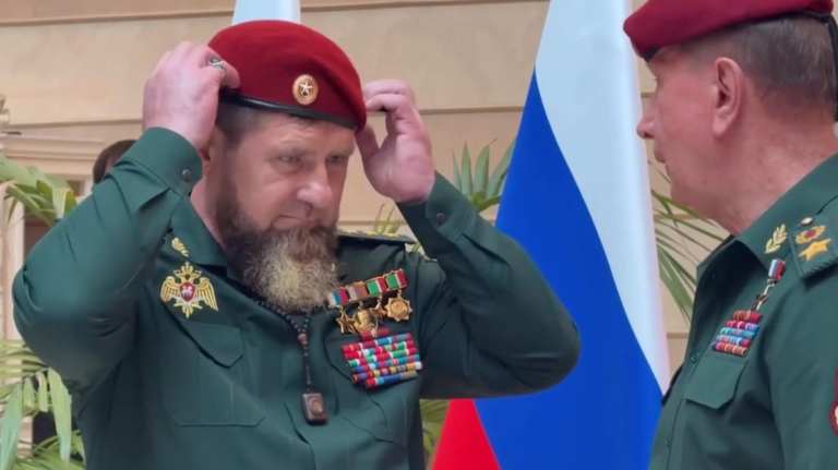 Кадырова повысили до звания генерал армии, при этом он получил красный берет из рук руководителя Росгвардии Золотова.