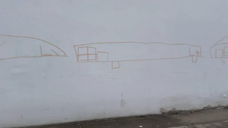 devyatiletney rebenok razrisoval stenu v parke u voennogo memoriala v Krasnodare. teper shkolnika postavyat na profuchet, na roditelyei sostavili protokol.