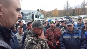 Водители мусоровозов в Подмосковье провели забастовку из-за сокращения зарплат.
