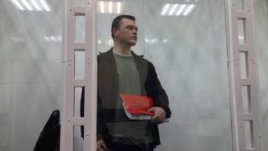 “У вас есть право покинуть коридор”. Анонимный конвойный представляет новые российские законы о крови и родстве.