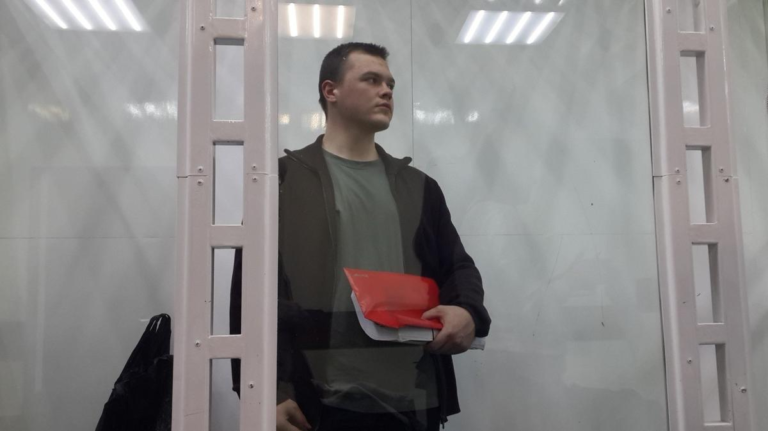 “У вас есть право покинуть коридор”. Анонимный конвойный представляет новые российские законы о крови и родстве.