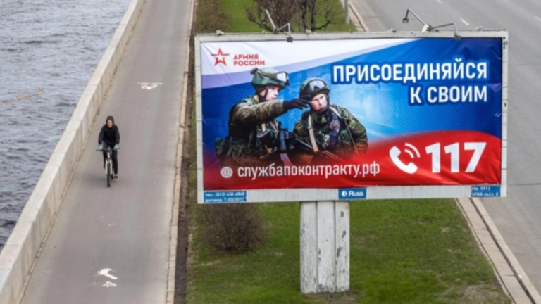 Власти Санкт-Петербурга почти в четыре раза сократили выплаты за контракт с Министерством обороны. Ранее в Смольном было объявлено о сокращении бюджетных расходов и планах на получение в кредит 30 миллиардов рублей.