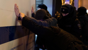 Освобождение политических заключенных – это прекращение огня в отношении своих граждан. Лев Шлосберг утверждает, что политические преследования не являются случайными, и высвобождение узников совести может предшествовать мирному соглашению.